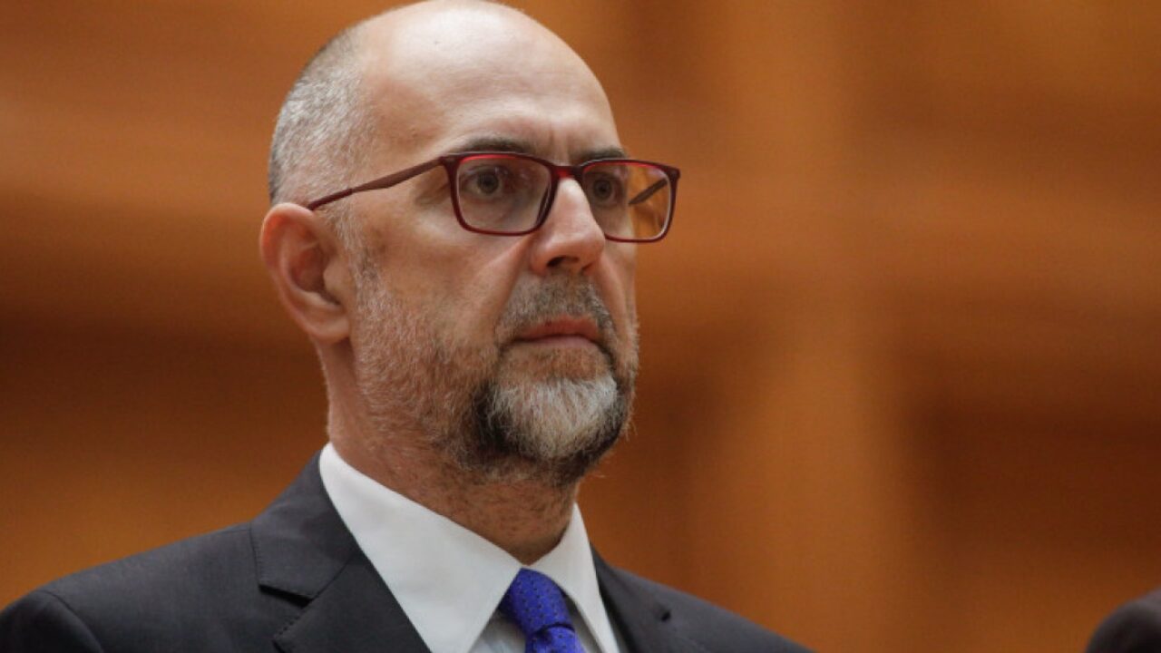 Liderul UDMR, Kelemen Hunor, a sugerat posibilitatea ca formațiunea politică să intre în opoziție, deși și-a exprimat dorința de a face parte dintr-un guvern care să „facă ordine în țară”