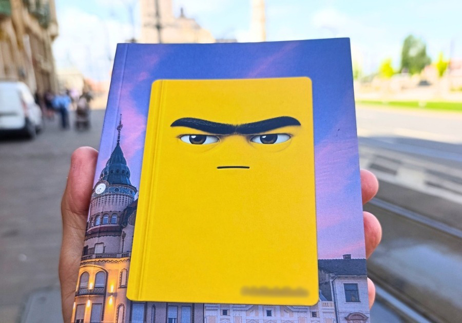 Un carnețel „#JeSuisBolo” a atras atenția la Târgul de Carte Gaudeamus Oradea Un carnețel cu un design nonconformist, inspirat de un eveniment politic recent, a captivat vizitatorii Târgului de Carte Gaudeamus din Oradea