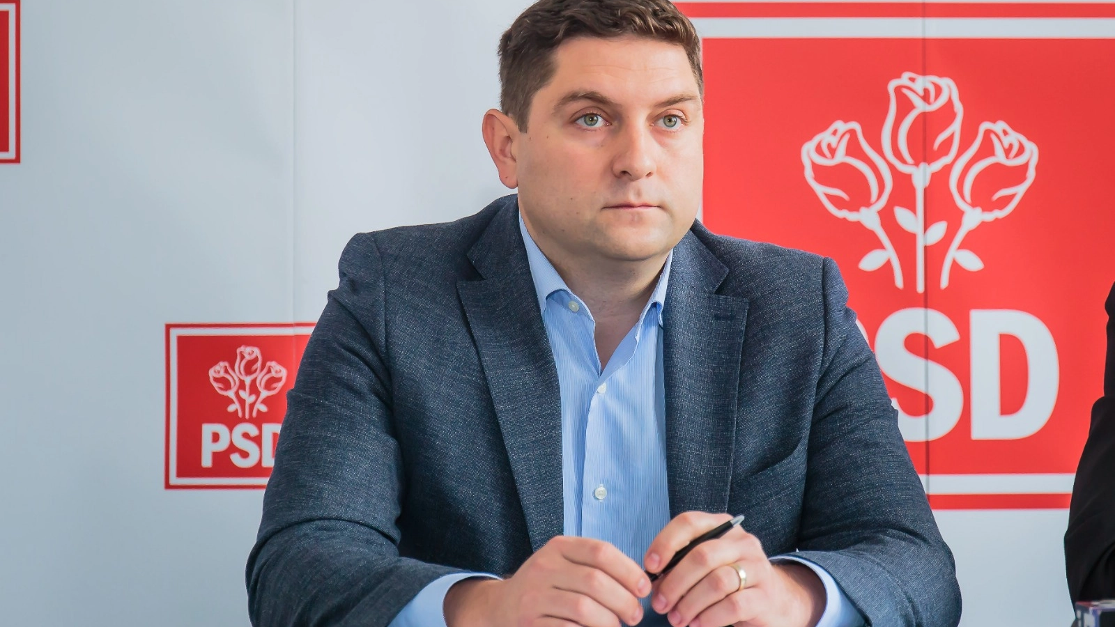 Liderul PSD Iași, Bogdan Cojocaru, îl acuză pe liberalul Costel Alexe de eșecul atragerii de fonduri europene și guvernamentale pentru județ, subliniind în același timp sporirea averii și acumularea de dosare penale de către președintele Consiliului Județean