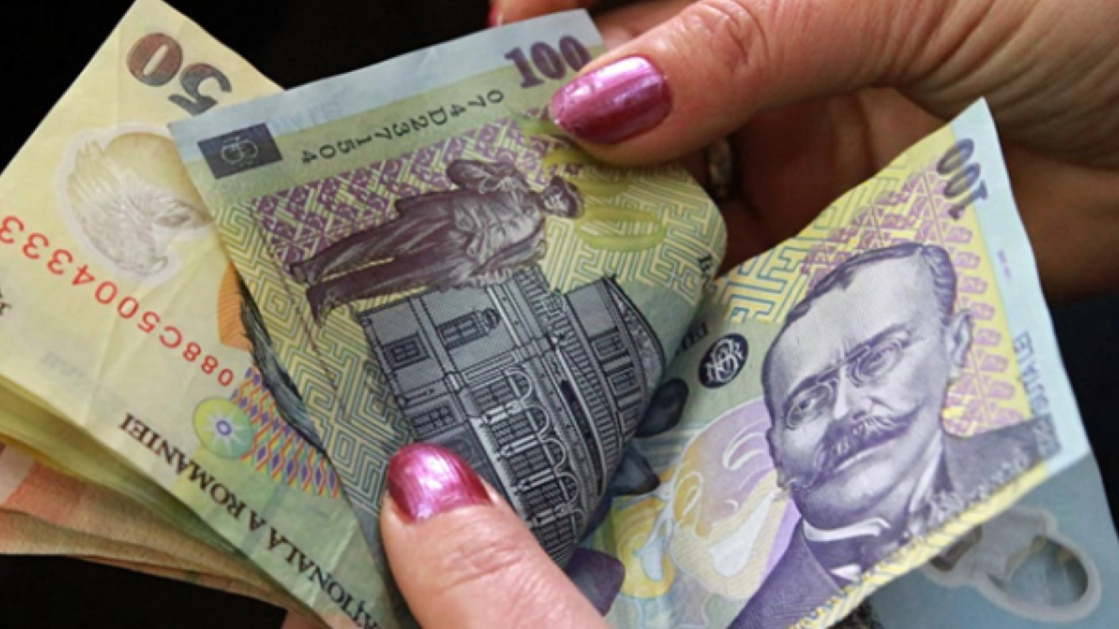 Ministrul interimar al Muncii, Dragoș Pîslaru, a modificat coeficienții folosiți pentru calcularea salariilor demnitarilor, rezultând în creșteri salariale pentru mai multe funcții