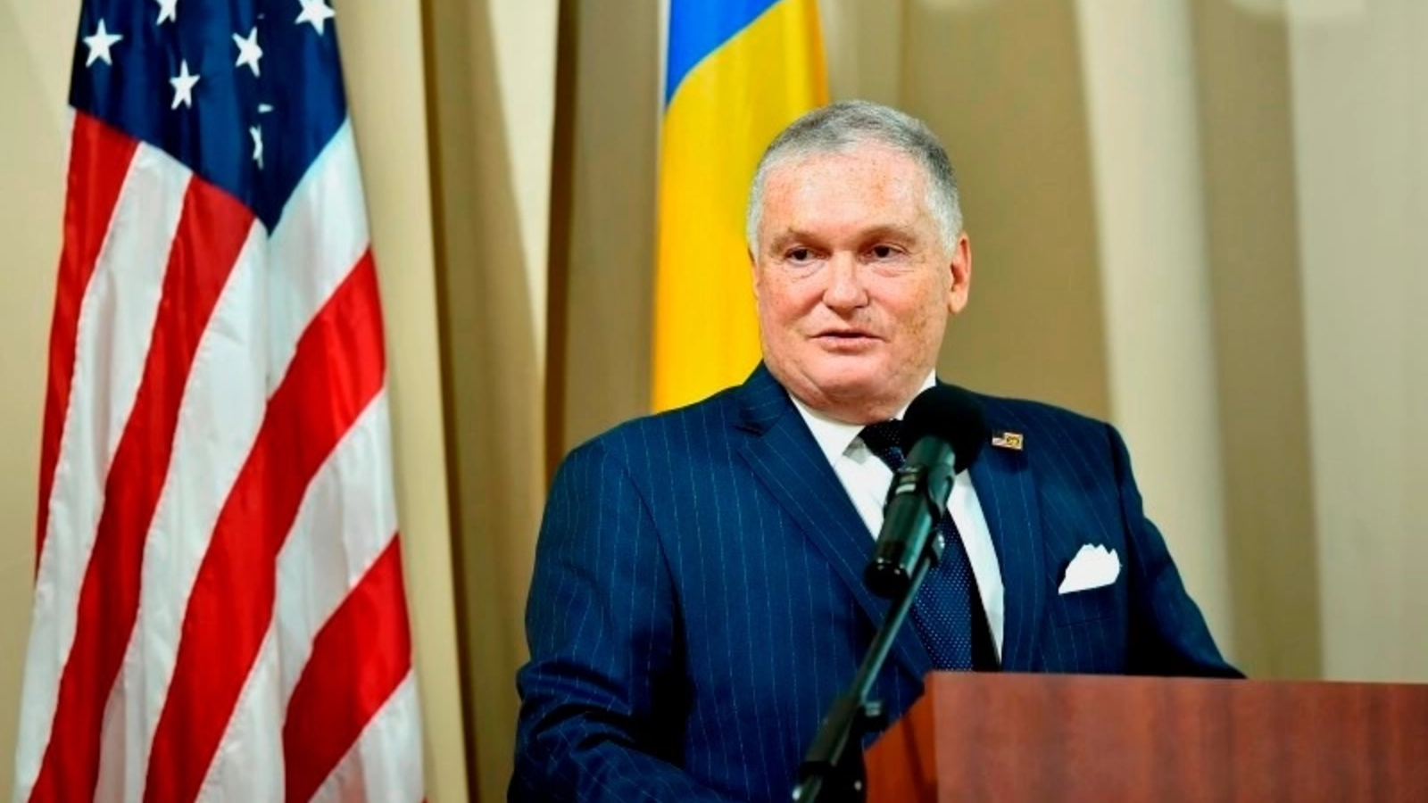 Fostul ambasador al Statelor Unite ale Americii în România, Adrian Zuckerman, a lansat un avertisment cu privire la utilizarea echipamentelor video și a sistemelor inteligente de către instituțiile românești, subliniind riscurile asociate cu acestea, în contextul unor posibile acțiuni de spionaj din partea Chinei
