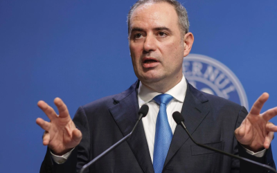 Ministrul Finanțelor, Alexandru Nazare, a explicat vineri că scăderea dobânzilor la titlurile de stat nu este legată de posibila suspendare a fostului guvern condus de Ilie Bolojan, ci de o serie de factori economici globali și interni