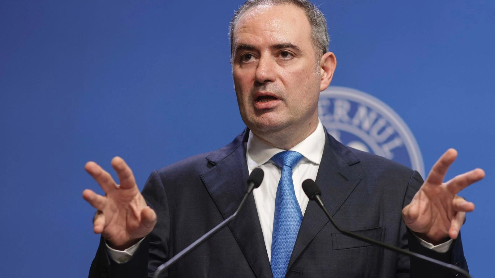 Ministrul Finanțelor, Alexandru Nazare, a explicat vineri că scăderea dobânzilor la titlurile de stat nu este legată de posibila suspendare a fostului guvern condus de Ilie Bolojan, ci de o serie de factori economici globali și interni