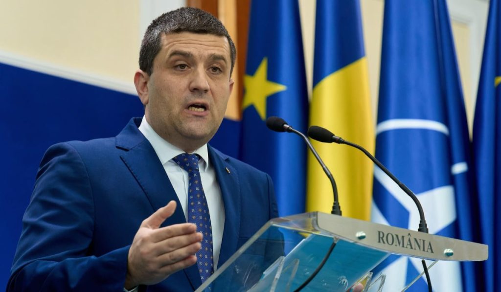 Radu Miruță, ministrul Apărării, a clarificat motivele pentru care România a optat pentru un program de înzestrare militară în valoare de 920 de milioane de euro, prin SAFE, în detrimentul unei oferte mai ieftine, venită de la Damen Galați