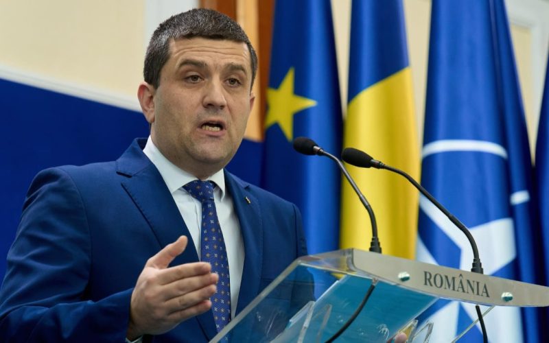 Radu Miruță, ministrul Apărării, a clarificat motivele pentru care România a optat pentru un program de înzestrare militară în valoare de 920 de milioane de euro, prin SAFE, în detrimentul unei oferte mai ieftine, venită de la Damen Galați