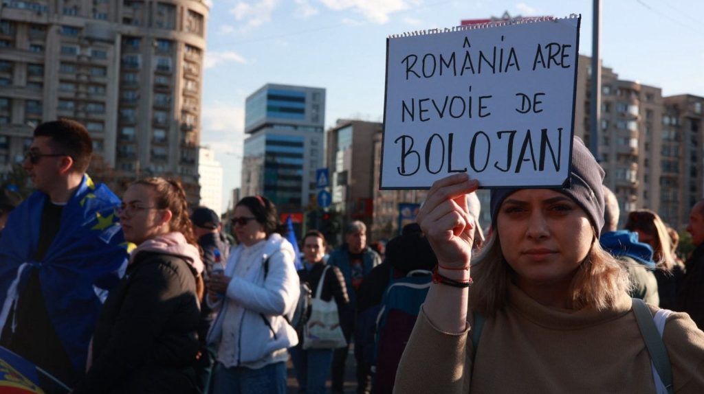 Oameni de toate vârstele au ieșit în stradă în București și Oradea pentru a-și exprima sprijinul față de premierul Ilie Bolojan, în contextul moțiunii de cenzură inițiate de PSD și AUR