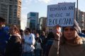 Oameni de toate vârstele au ieșit în stradă în București și Oradea pentru a-și exprima sprijinul față de premierul Ilie Bolojan, în contextul moțiunii de cenzură inițiate de PSD și AUR