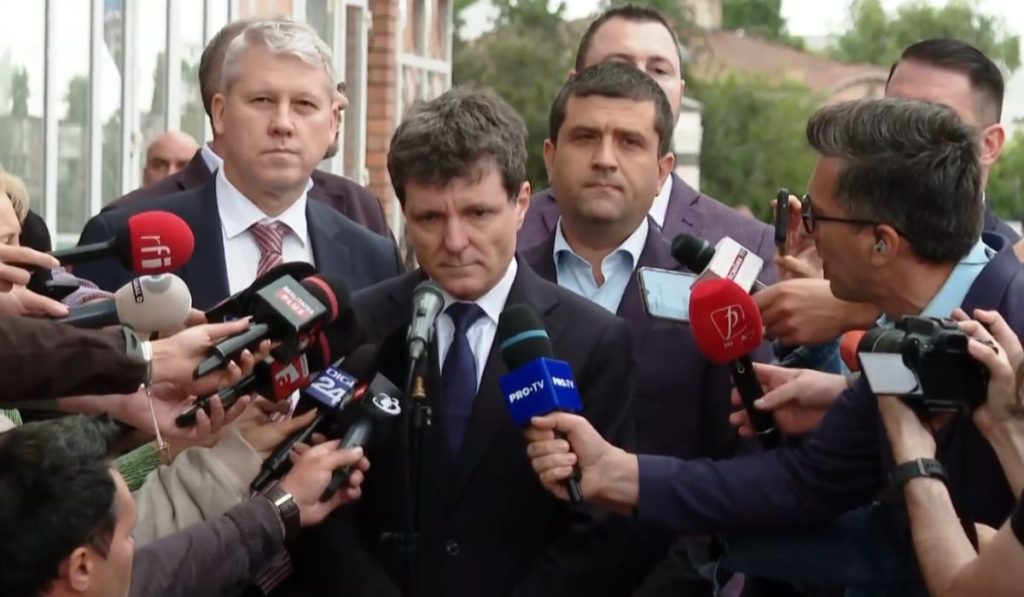 Nicușor Dan, huiduit la Galați, după prăbușirea dronei rusești Nicușor Dan, președintele României, a fost întâmpinat cu huiduieli vineri, la Galați, după ce o dronă rusească s-a prăbușit peste un bloc de locuințe