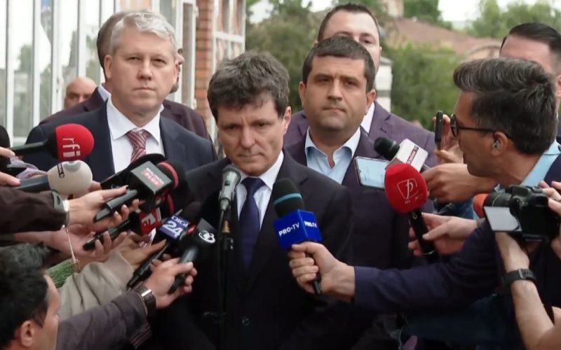 Nicușor Dan, huiduit la Galați, după prăbușirea dronei rusești Nicușor Dan, președintele României, a fost întâmpinat cu huiduieli vineri, la Galați, după ce o dronă rusească s-a prăbușit peste un bloc de locuințe