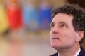Nicușor Dan, președintele României, se confruntă cu acuzații de la foștii aliați, care susțin că acesta exploatează și ar fi contribuit la criza politică internă, adoptând, în același timp, o poziție naționalistă, asemănătoare cu cea promovată de mișcarea MAGA din Statele Unite