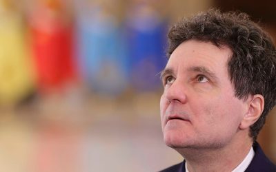 Nicușor Dan, președintele României, se confruntă cu acuzații de la foștii aliați, care susțin că acesta exploatează și ar fi contribuit la criza politică internă, adoptând, în același timp, o poziție naționalistă, asemănătoare cu cea promovată de mișcarea MAGA din Statele Unite