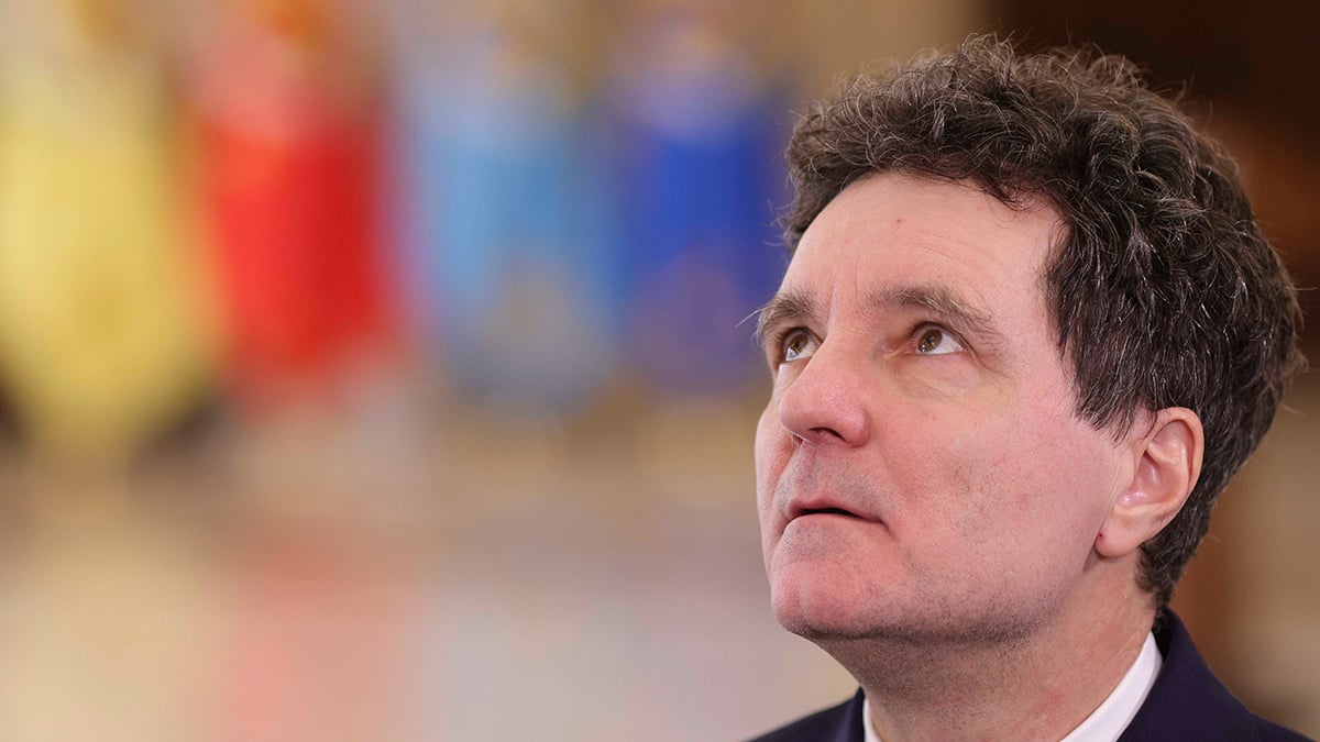 Nicușor Dan, președintele României, se confruntă cu acuzații de la foștii aliați, care susțin că acesta exploatează și ar fi contribuit la criza politică internă, adoptând, în același timp, o poziție naționalistă, asemănătoare cu cea promovată de mișcarea MAGA din Statele Unite