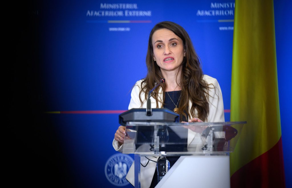 Ministra de Externe Oana Țoiu a anunțat, joi seară, pe rețelele sociale, declasificarea a mii de dosare din arhivele Ministerului Afacerilor Externe (MAE)