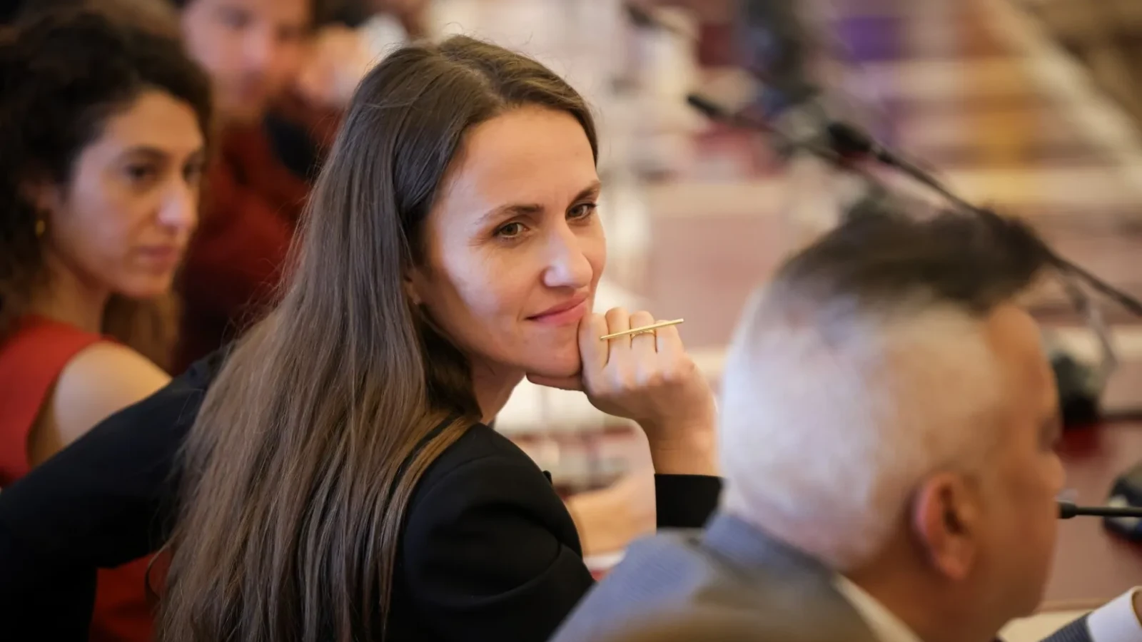 Oana Țoiu, ministrul român al Afacerilor Externe, a transmis un mesaj direct către Vladimir Putin, după ce o dronă de fabricație rusească a lovit un bloc din Galați, provocând rănirea a două persoane