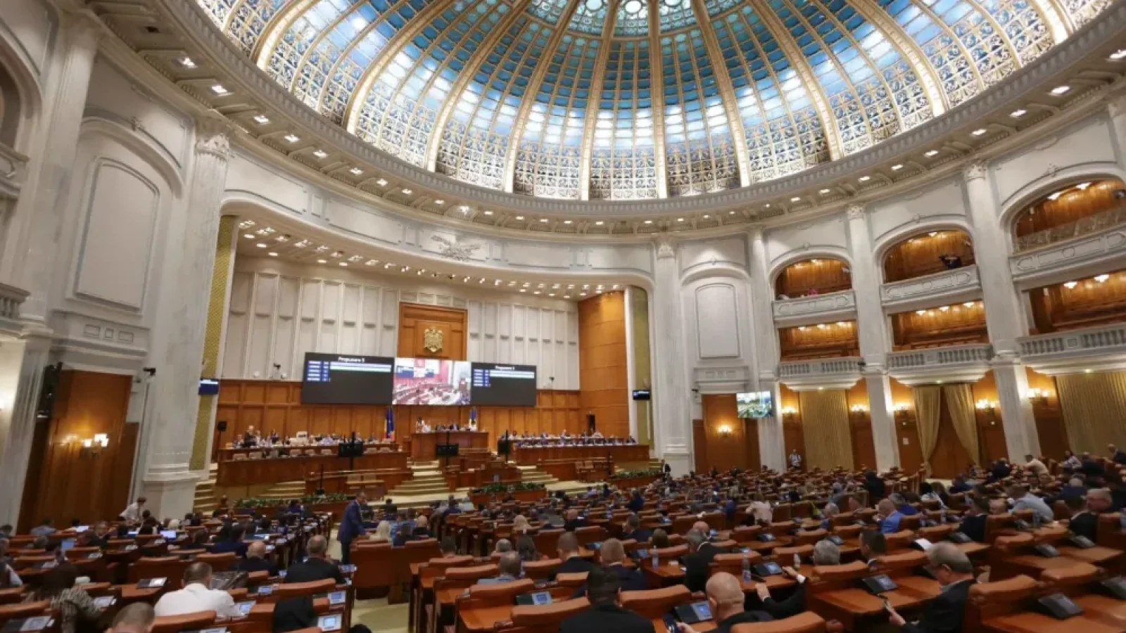 Blocajul politic din România continuă să se adâncească, după ce Guvernul Bolojan a căzut printr-o moțiune de cenzură