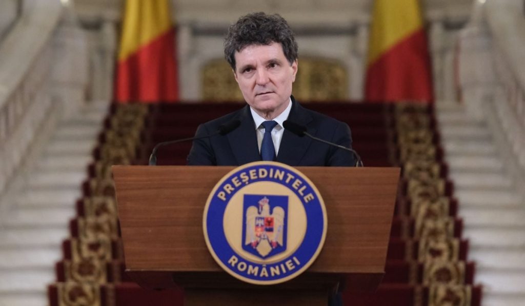 Guvernul Ilie Bolojan a fost demis prin moțiune de cenzură cu 281 de voturi, marcând sfârșitul a 11 luni de guvernare și declanșând negocieri intense pentru un nou cabinet