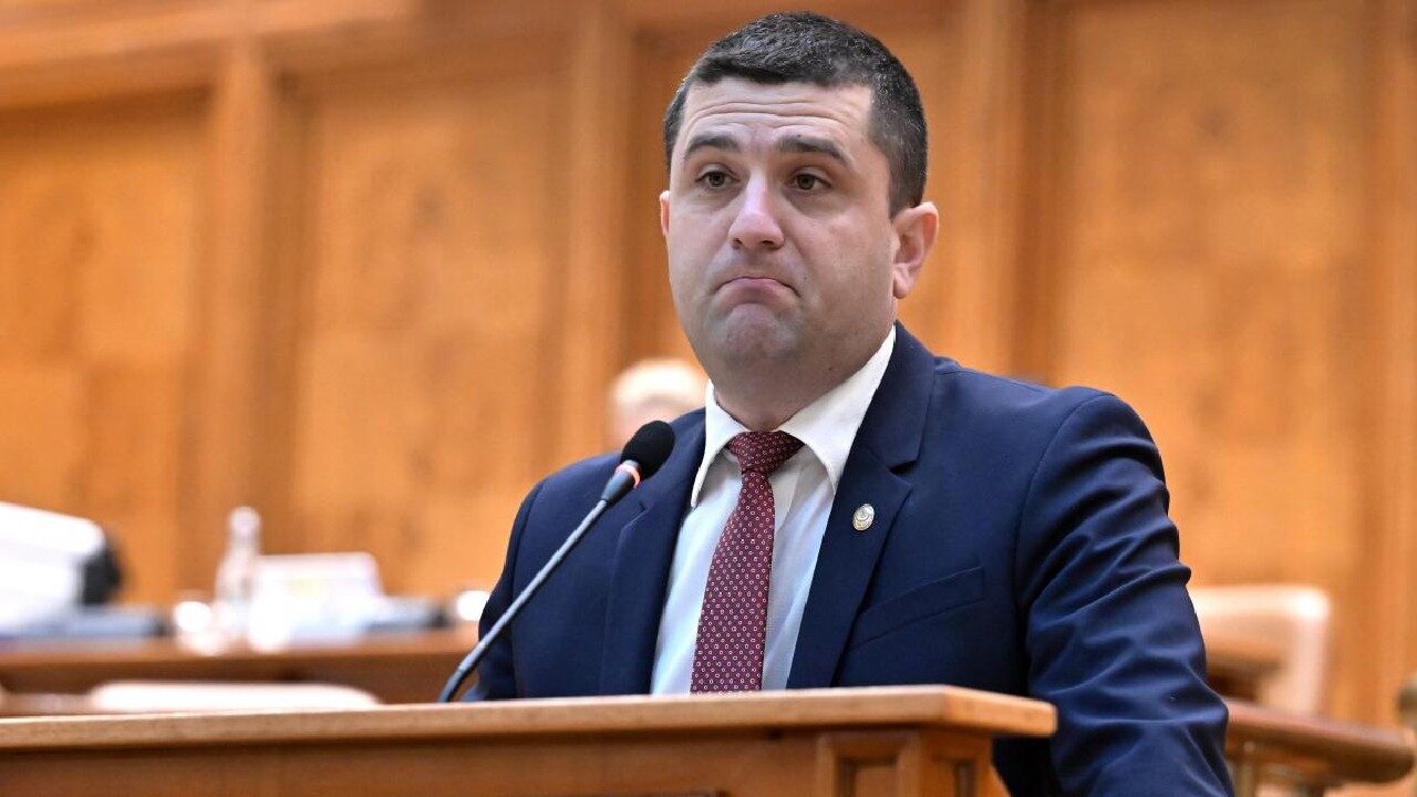 Radu Miruță: PSD și AUR, o coaliție cu probleme, acuză oficialul USR Vicepremierul interimar Radu Miruță a lansat acuzații grave la adresa colaborării dintre PSD și AUR, susținând că voturile recente din Parlament demonstrează existența unei coaliții de guvernare