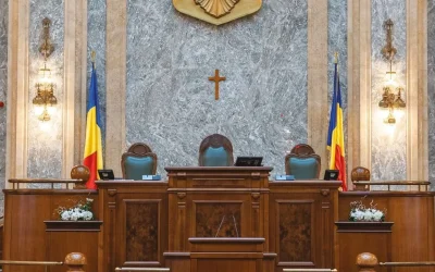 Un proiect de lege controversat, inițiat de deputați UDMR, care mută aprobarea stemelor locale de la Guvern la consiliile locale, a fost adoptat tacit de Senat în timpul unei crize politice.nnPropunerea legislativă, care vizează modificarea Legii nr