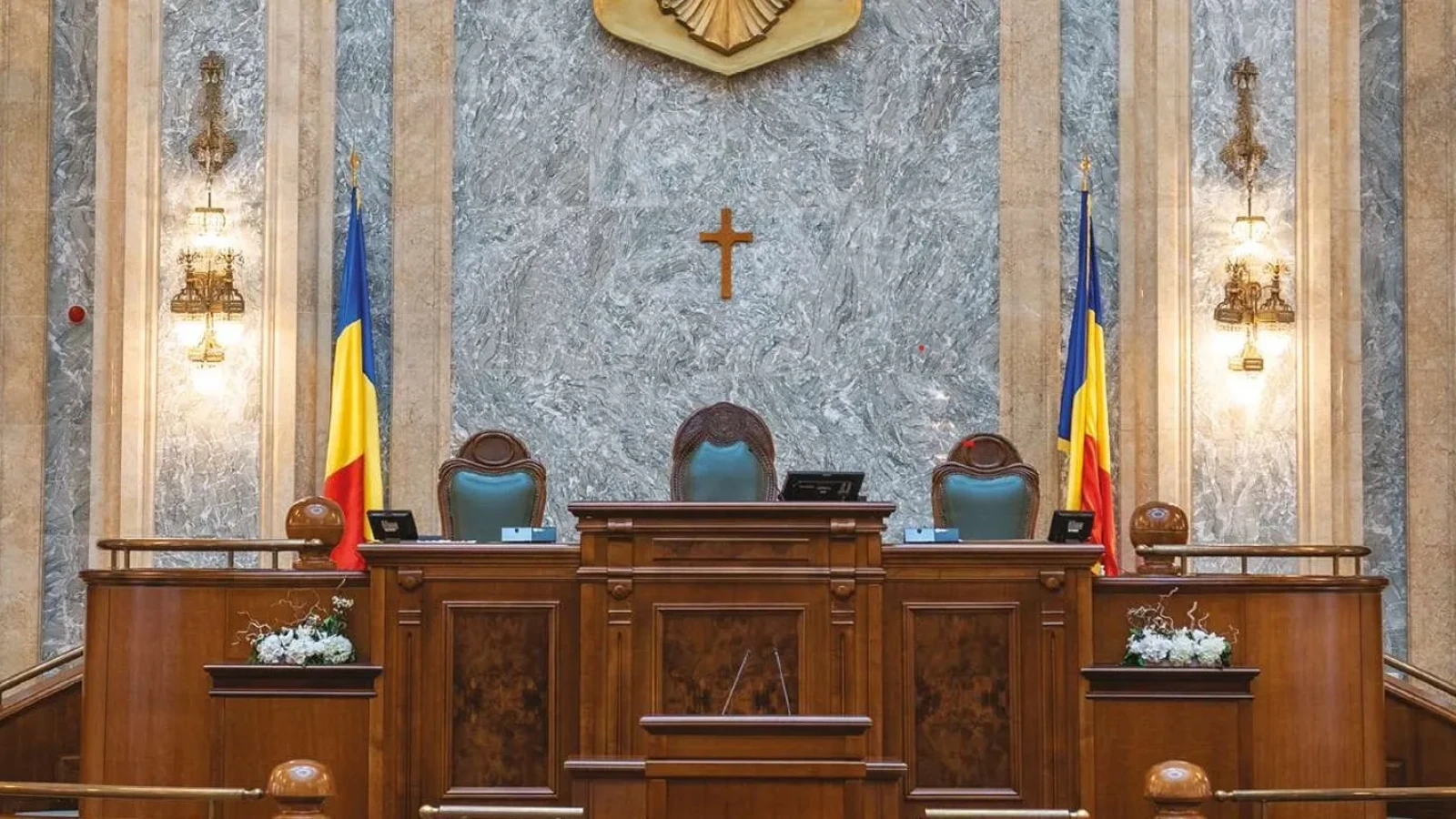 Un proiect de lege controversat, inițiat de deputați UDMR, care mută aprobarea stemelor locale de la Guvern la consiliile locale, a fost adoptat tacit de Senat în timpul unei crize politice.nnPropunerea legislativă, care vizează modificarea Legii nr