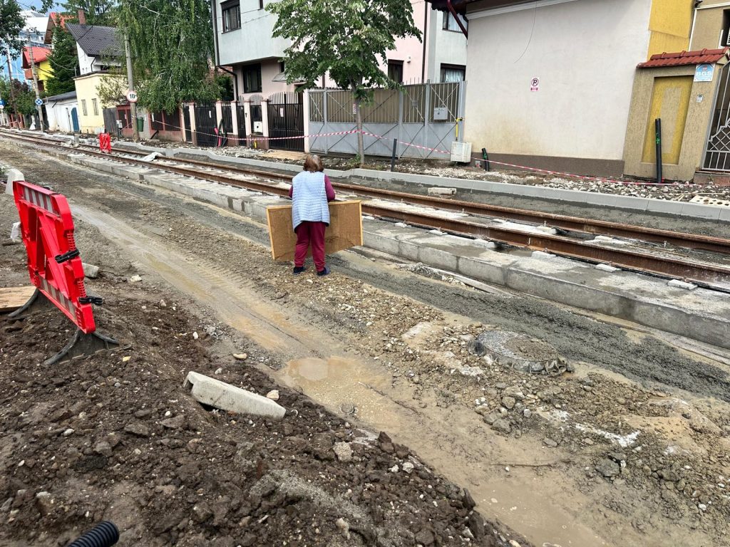 Blocați de șantier pe Clăbucet: Locuitorii, între tramvai și speranța salvării