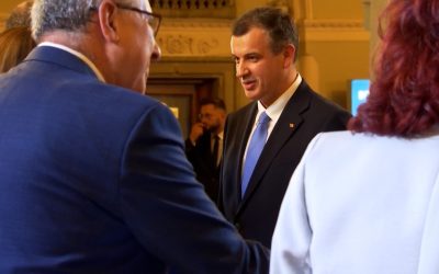 Eugen Tomac, liderul Partidului Mișcarea Populară (PMP), ar putea fi desemnat premier, dar negocierile pentru formarea unei majorități parlamentare se blochează, amânând desemnarea pentru săptămâna viitoare