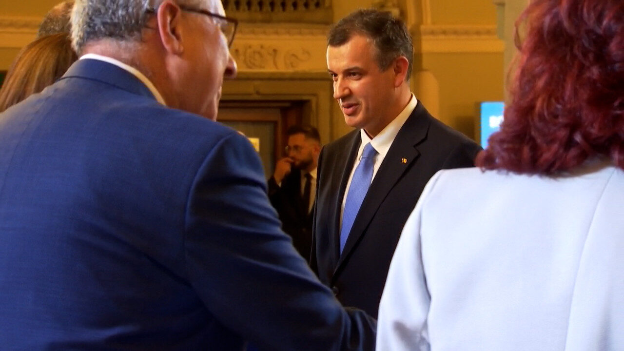 Eugen Tomac, liderul Partidului Mișcarea Populară (PMP), ar putea fi desemnat premier, dar negocierile pentru formarea unei majorități parlamentare se blochează, amânând desemnarea pentru săptămâna viitoare