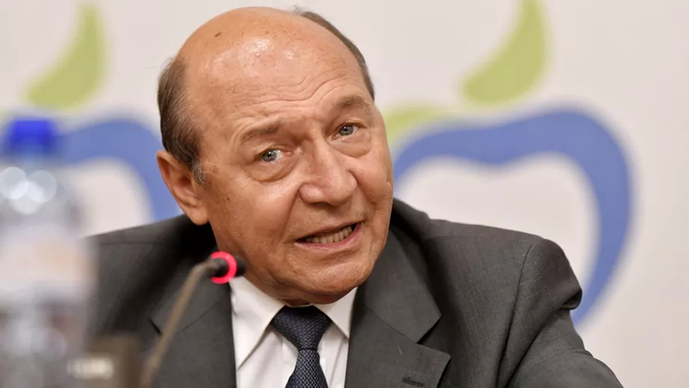 Traian Băsescu, fostul președinte, propune refacerea coaliției de guvernare eșuate, considerând că aceasta este singura soluție pentru depășirea impasului politic actual