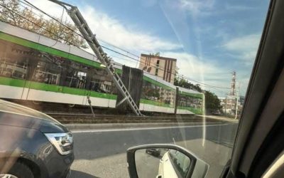 Șase răniți, după ce un tramvai a deraiat în București: Un vagon, strivit