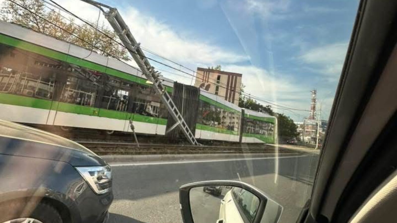 Șase răniți, după ce un tramvai a deraiat în București: Un vagon, strivit