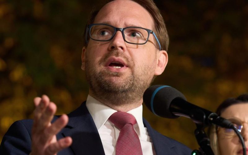 DOMINIC FRITZ, despre o posibilă soluție guvernamentală: „Nu vom gira o soluție paravan cu niște tehnocrați” Dominic Fritz, primarul Timișoarei, a discutat recent la Antena 3 CNN despre o întâlnire informală cu Nicușor Dan, primarul general al Capitalei