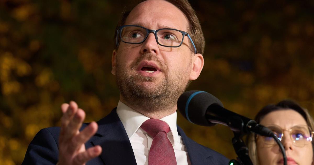 DOMINIC FRITZ, despre o posibilă soluție guvernamentală: „Nu vom gira o soluție paravan cu niște tehnocrați” Dominic Fritz, primarul Timișoarei, a discutat recent la Antena 3 CNN despre o întâlnire informală cu Nicușor Dan, primarul general al Capitalei