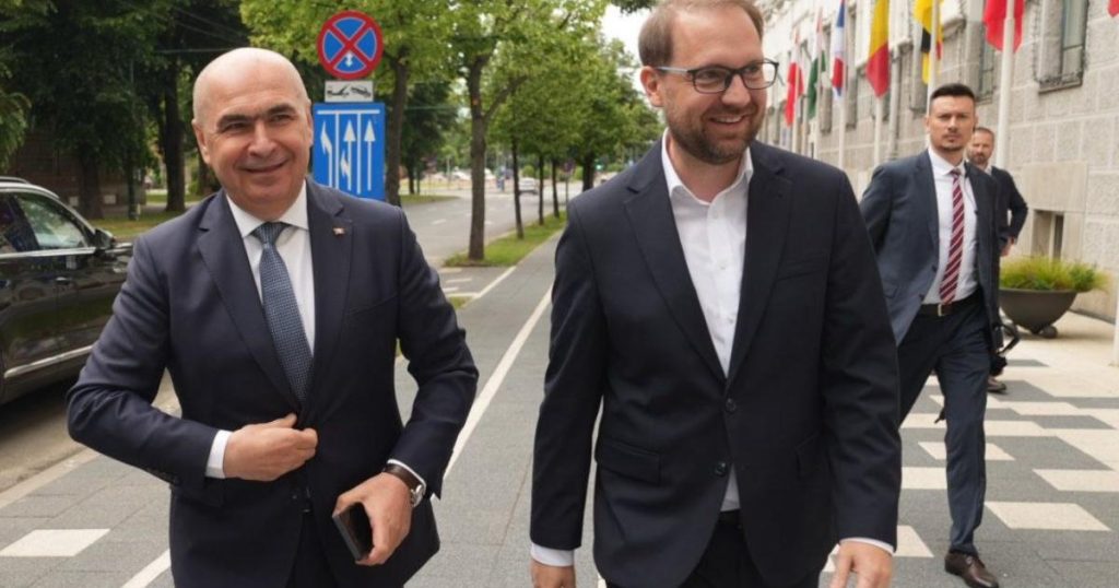 Ilie Bolojan și Dominic Fritz, lideri PNL și USR, au anunțat o poziție comună pentru consultările de la Palatul Cotroceni referitoare la formarea noului Guvern.nn„Renegocierea programului din următoarele două săptămâni sunt o prioritate”, a declarat Ilie Bolojan, premierul interimar.nnPriorități comune pentru PNL și USR Discuțiile purtate la Timișoara au evidențiat preocupările comune ale celor două partide