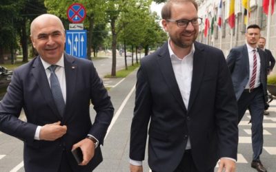 Ilie Bolojan și Dominic Fritz, lideri PNL și USR, au anunțat o poziție comună pentru consultările de la Palatul Cotroceni referitoare la formarea noului Guvern.nn„Renegocierea programului din următoarele două săptămâni sunt o prioritate”, a declarat Ilie Bolojan, premierul interimar.nnPriorități comune pentru PNL și USR Discuțiile purtate la Timișoara au evidențiat preocupările comune ale celor două partide
