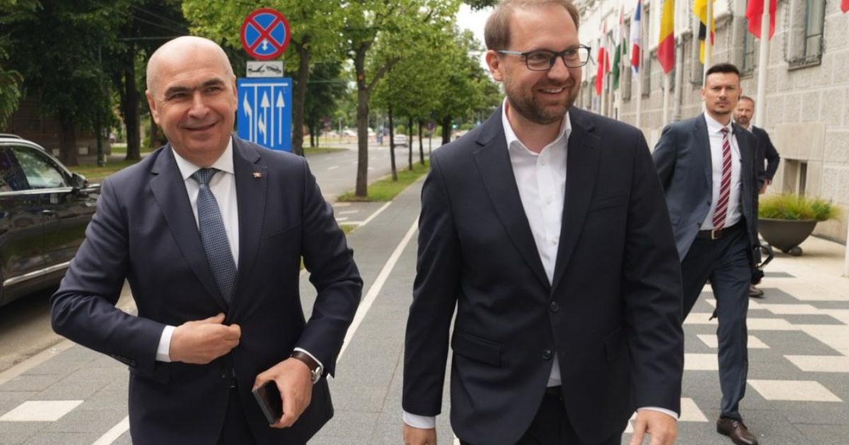 Ilie Bolojan și Dominic Fritz, lideri PNL și USR, au anunțat o poziție comună pentru consultările de la Palatul Cotroceni referitoare la formarea noului Guvern.nn„Renegocierea programului din următoarele două săptămâni sunt o prioritate”, a declarat Ilie Bolojan, premierul interimar.nnPriorități comune pentru PNL și USR Discuțiile purtate la Timișoara au evidențiat preocupările comune ale celor două partide