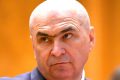 Șeful PNL, Ilie Bolojan, a abordat recent problema traseismului politic în Parlamentul României, subliniind că, deși nu încurajează acest fenomen, o situație cu parlamentari independenți numeroși poate crea instabilitate