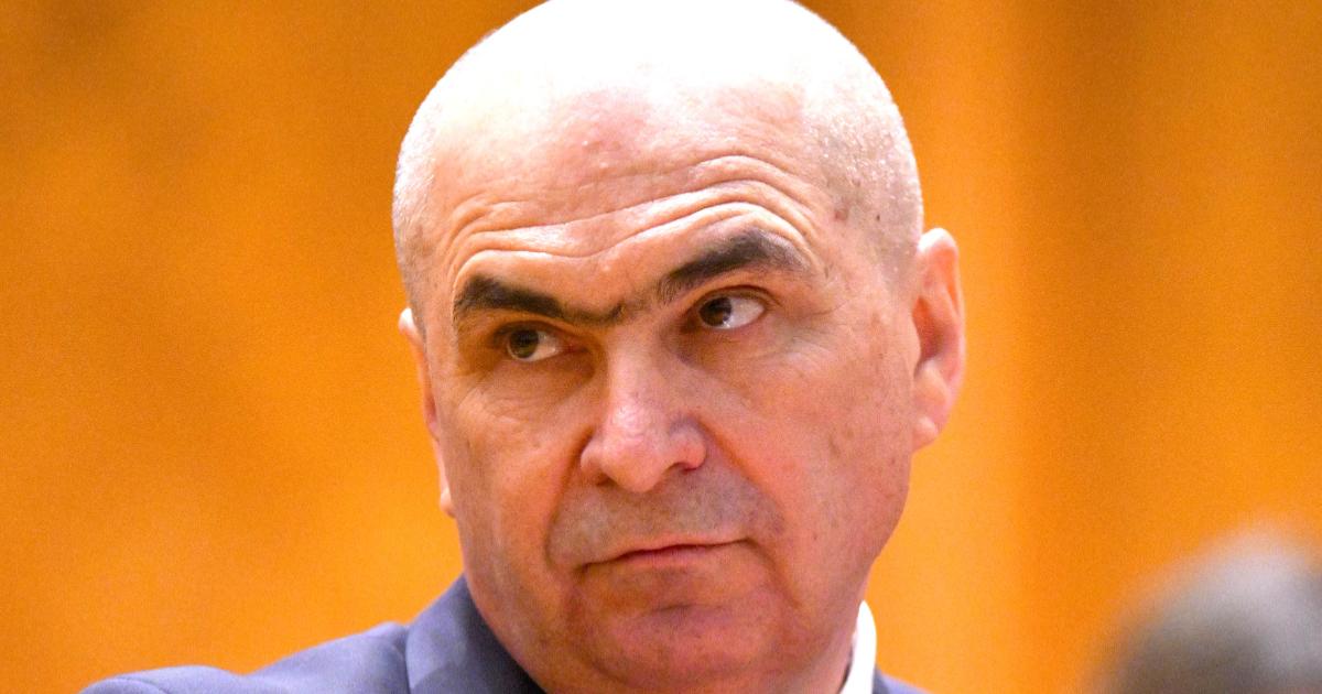 Șeful PNL, Ilie Bolojan, a abordat recent problema traseismului politic în Parlamentul României, subliniind că, deși nu încurajează acest fenomen, o situație cu parlamentari independenți numeroși poate crea instabilitate