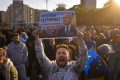 Sute de oameni au ieșit în stradă duminică seară pentru a-și exprima susținerea față de premierul Ilie Bolojan, manifestații având loc atât în București, cât și în Oradea