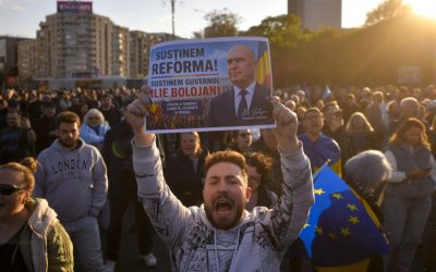 Sute de oameni au ieșit în stradă duminică seară pentru a-și exprima susținerea față de premierul Ilie Bolojan, manifestații având loc atât în București, cât și în Oradea