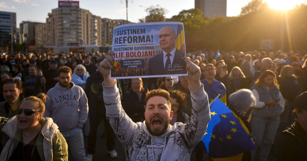 Sute de oameni au ieșit în stradă duminică seară pentru a-și exprima susținerea față de premierul Ilie Bolojan, manifestații având loc atât în București, cât și în Oradea