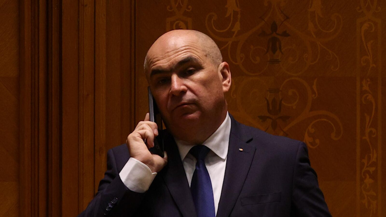 Ziua moțiunii de cenzură împotriva guvernului condus de Ilie Bolojan a marcat un moment tensionat în politica românească, culminând cu demiterea executivului