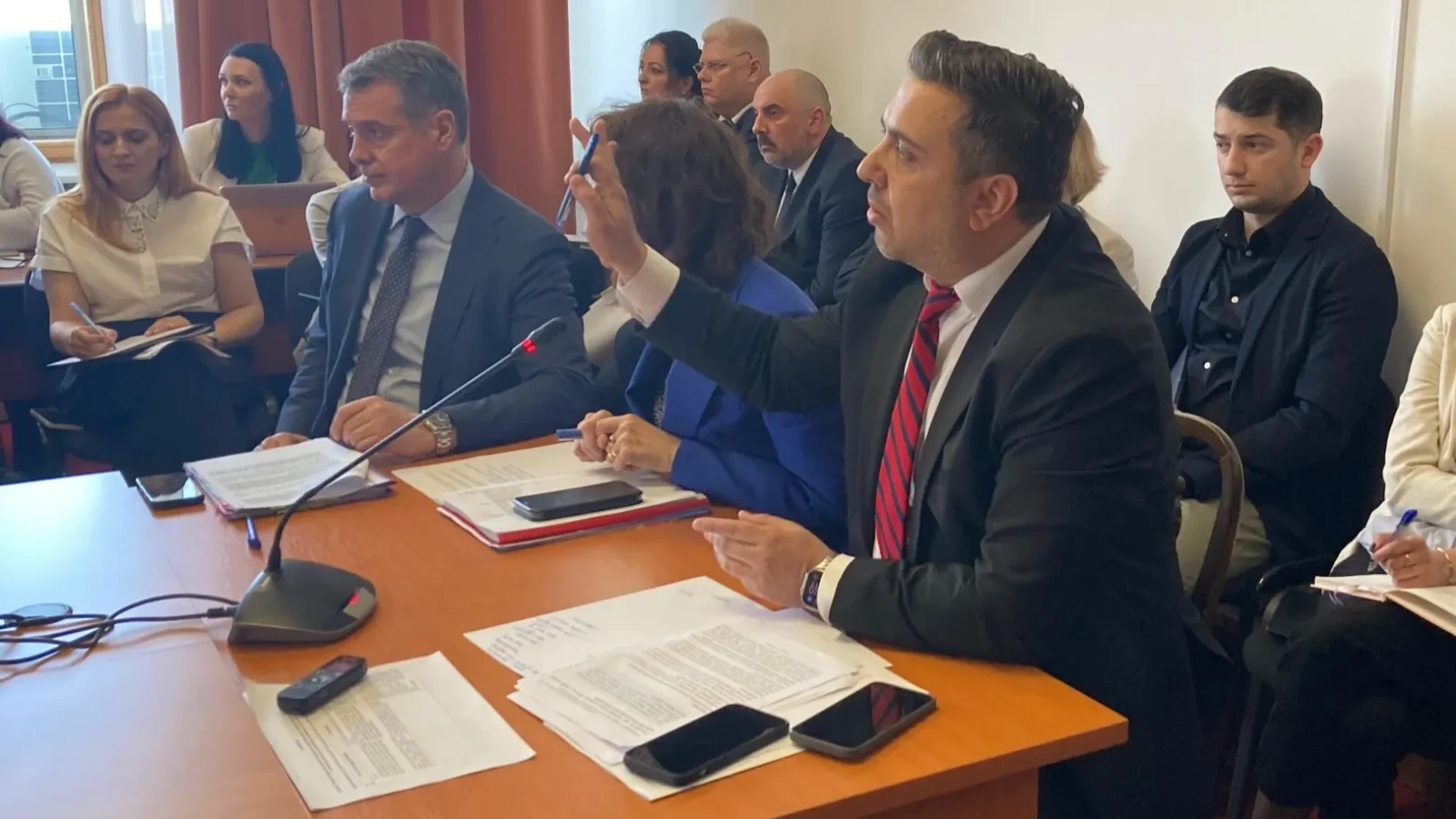 Muncitorii străini plătesc sume uriașe, de până la 25.000 de euro, unor intermediari pentru a se angaja în România, potrivit unui consilier de stat din Cancelaria Prim-Ministrului