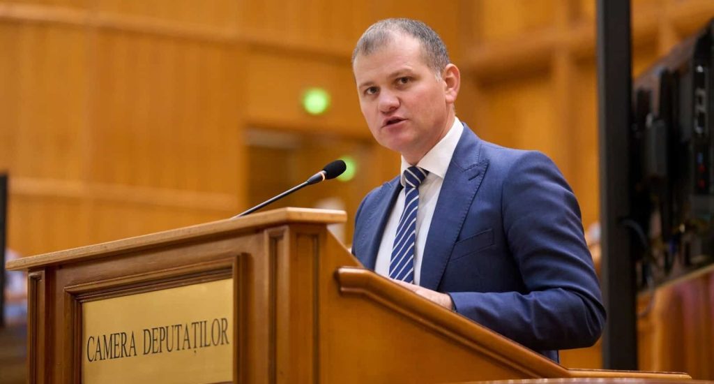 Deputatul AUR Valeriu Munteanu a acuzat ONG-urile Bankwatch și Comunitatea Declic că au blocat finalizarea hidrocentralei Răstolița, un proiect energetic început în 1989