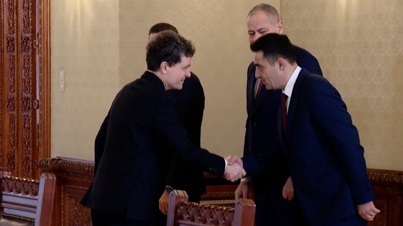 Criza politică se adâncește la București: negocieri dificile pentru un nou guvern, după căderea executivului Bolojan La zece zile de la moțiunea de cenzură care a dus la căderea guvernului condus de Ilie Bolojan, formarea unui nou executiv pare să se confrunte cu obstacole majore