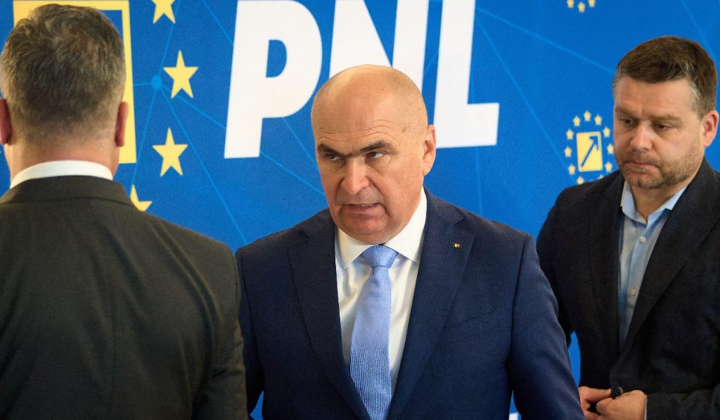 Adrian Veștea amână depunerea listei de miniștri și programului de guvernare Premierul desemnat, Adrian Veștea, a decis amânarea depunerii listei de miniștri și a programului de guvernare în Parlament