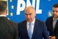 Adrian Veștea amână depunerea listei de miniștri și programului de guvernare Premierul desemnat, Adrian Veștea, a decis amânarea depunerii listei de miniștri și a programului de guvernare în Parlament