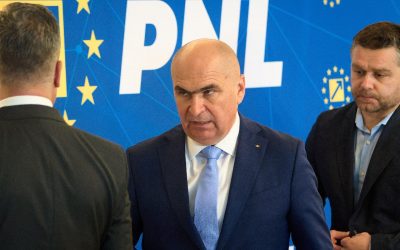 Adrian Veștea amână depunerea listei de miniștri și programului de guvernare Premierul desemnat, Adrian Veștea, a decis amânarea depunerii listei de miniștri și a programului de guvernare în Parlament