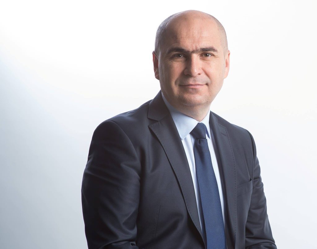 Rescrie acest titlu ca un jurnalist român experimentat. Între 55-70
