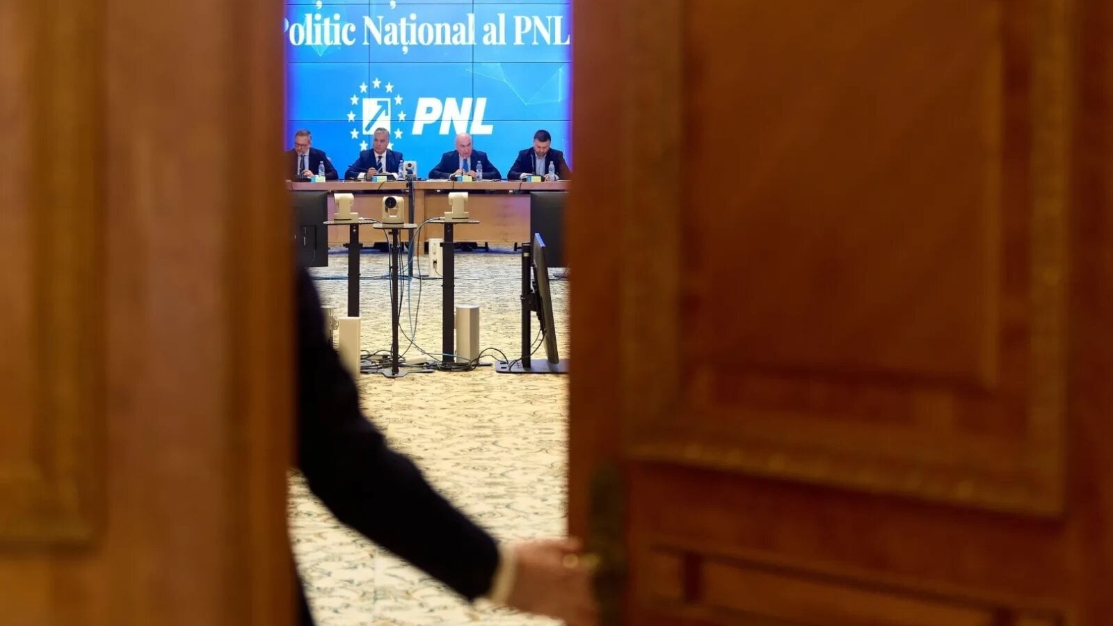 PNL își redesenează structura de putere prin modificări statutare majore, vizând centralizarea deciziilor și accelerarea procedurilor interne