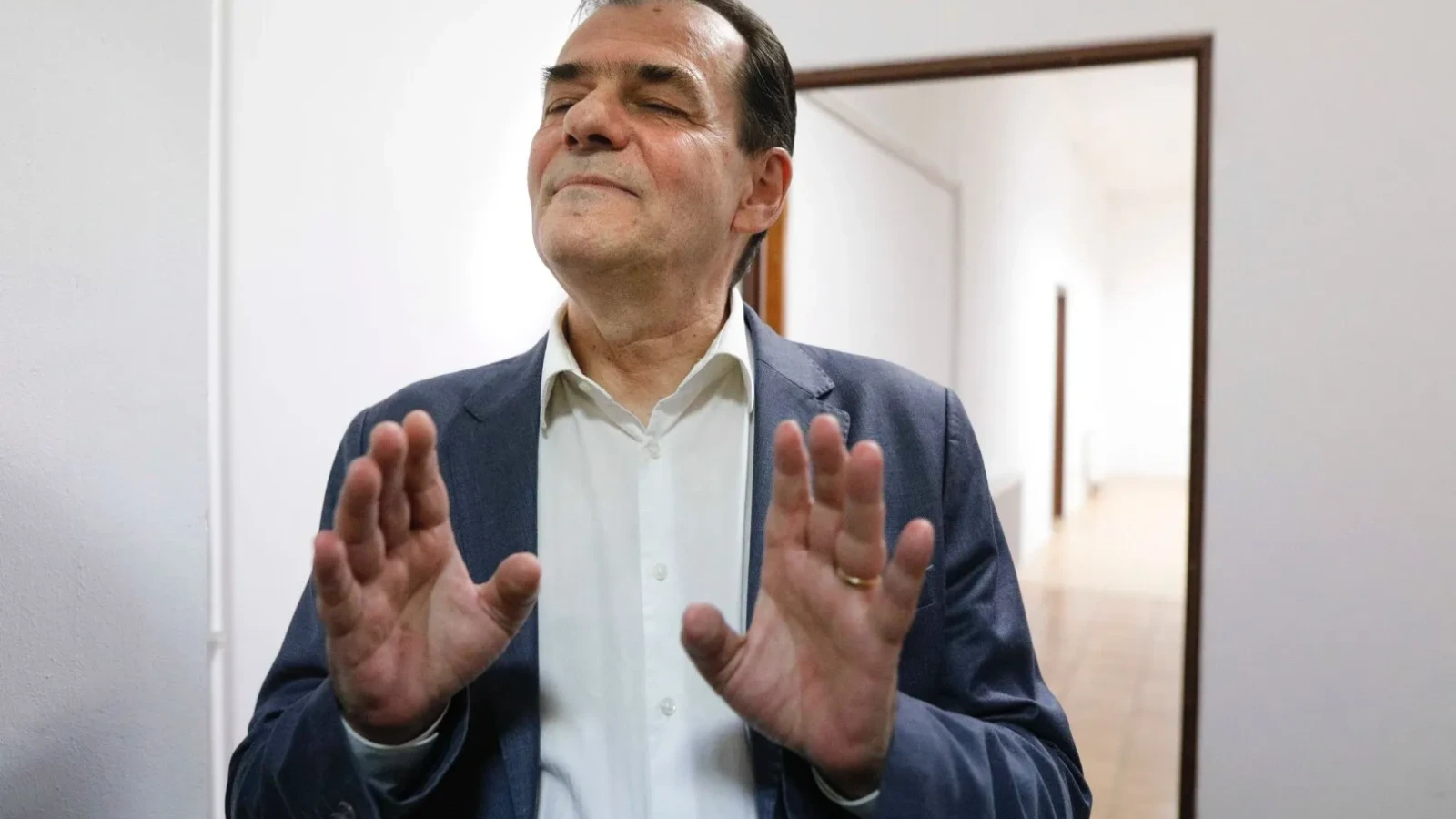 Ludovic Orban, fost prim-ministru și lider politic, critică dur declarațiile președintelui Klaus Iohannis referitoare la formarea noului guvern, acuzându-l de „marketing electoral” și „demagogie ieftină”