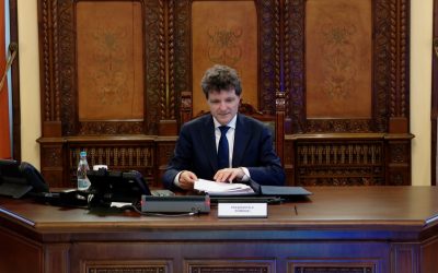Președintele DAN Amână Desemnarea Premierului Pe Fondul Blocajului Politic Președintele Nicușor Dan nu va face anunțul privind desemnarea unui nou premier în zilele următoare, chiar dacă parlamentarii intră de miercuri în vacanța de vară